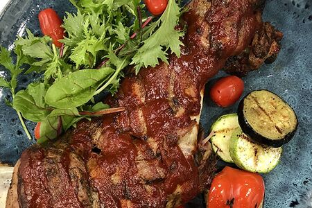 Томленая лопатка ягненка в соусе BBQ на компанию