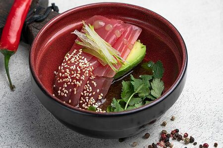 Тунец с авокадо по-азиатски