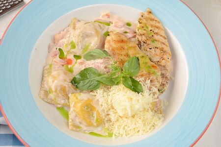 Равиоли с куриной грудкой и беконом