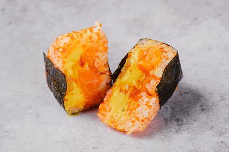 Онигири с лососем