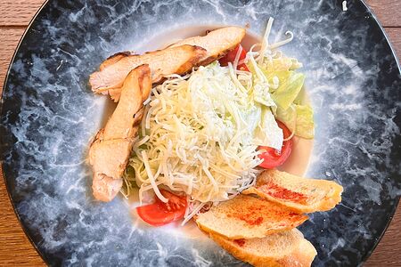 Салат Цезарь с курицей