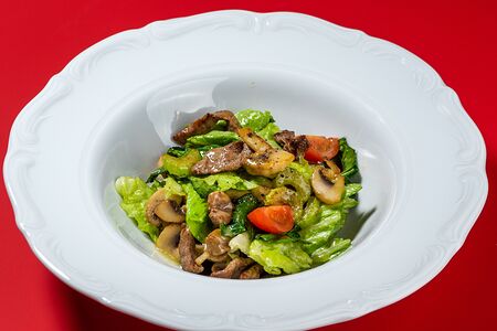 Теплый салат с телятиной, грибами и шпинатом