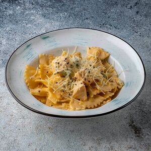 Фарфалле с лососем и брокколи