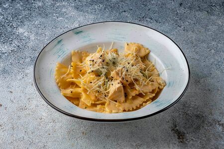 Фарфалле с лососем и брокколи