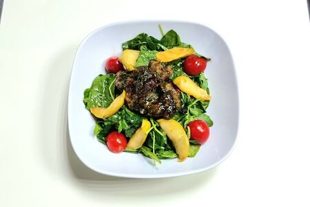 Салат с куриной печенью и печеным яблоком