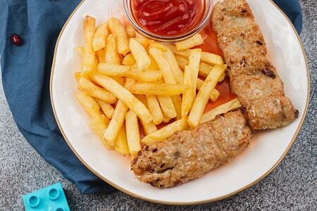 Люля-кебаб из курицы с картофелем фри