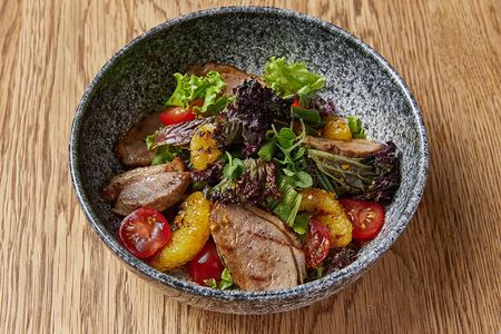 Салат с утиной грудкой