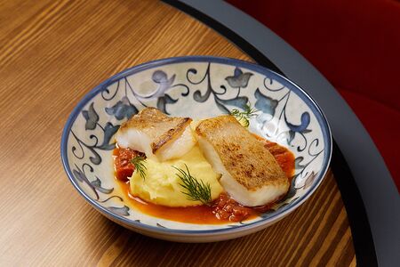 Палтус с картофельным пюре и соусом из печеного перца