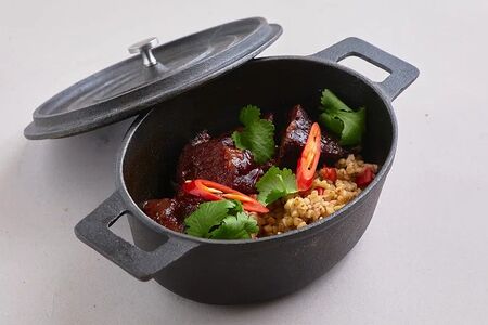 Телячьи щечки с гречотто и печеным перцем