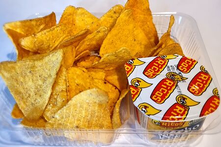 Начос чипсы с сырным соусом Ricos