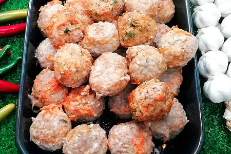 Тефтели тушеные с красным соусом