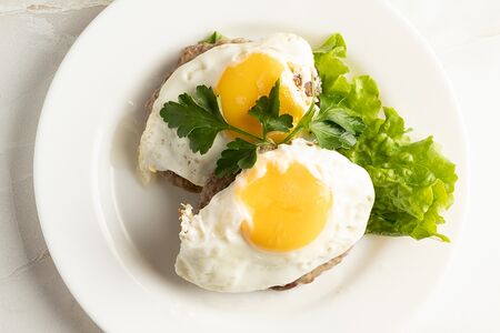 Бифштекс рубленый с яйцом