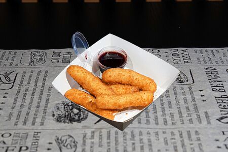 Жареная моцарелла с клюквенным соусом