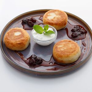 Сырники с вишневым вареньем и сметаной