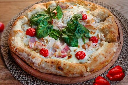 Пицца с курицей и беконом