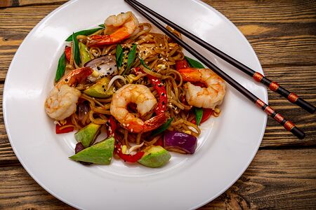 Яичная лапша с овощами и креветками