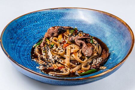 Лапша удон с ростбифом