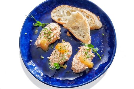 Паштет из подкопченного лосося со страчателлой и щучьей икрой