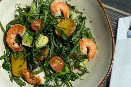 Салат с рукколой и креветками