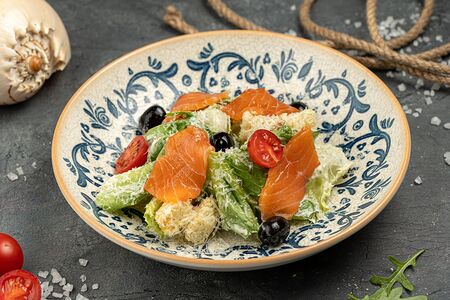 Салат Цезарь с лососем