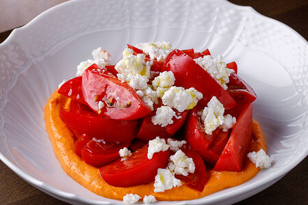 Спелые томаты с кремом ромеско