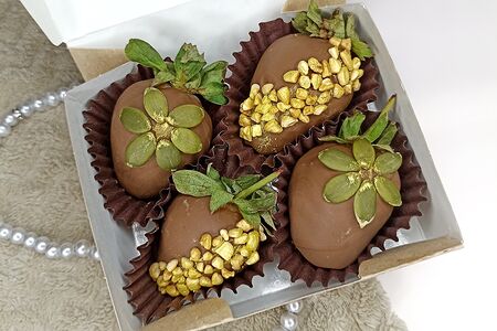 Клубника в шоколаде Презент