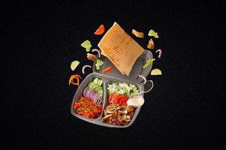 Шаурма на тарелке с мясом цыплёнка