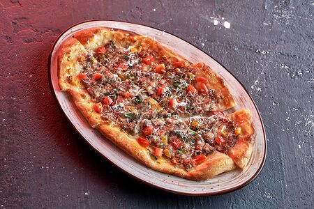 Пиде с мясом, овощами и сыром