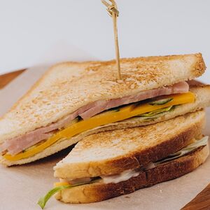 Сэндвич с ветчиной и сыром