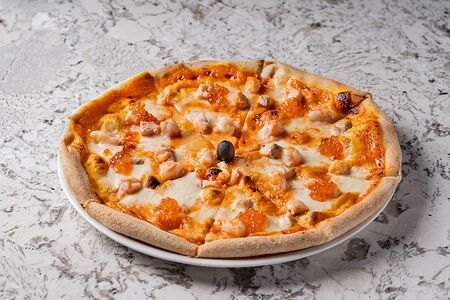 Пицца с креветками, лососем и красной рыбой