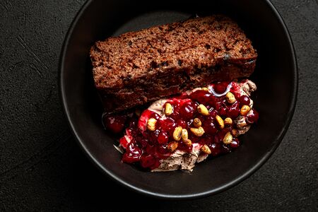 Кофейный бисквит с вишнево-брусничным соусом