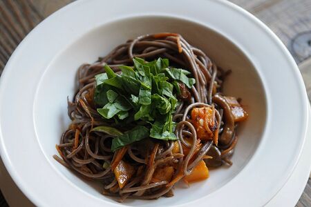 Гречневая лапша с тыквой, шампиньонами и цукини