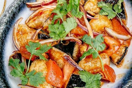 Салат из баклажанов с помидорами и луком