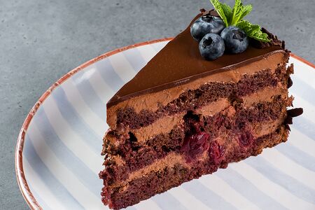 Шоколадный с вишней