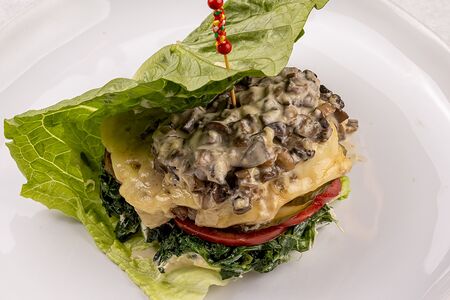 Swiss Бургер в листьях салата