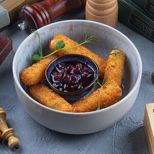 Сыр фри с ягодным соусом