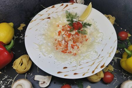 Паста №213 Фарфалле с лососем в сливочно-икорном соусе под пармезаном