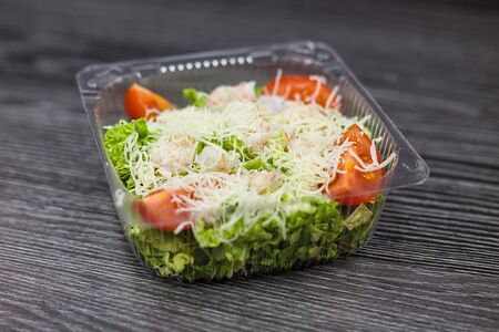 Салат Цезарь с курицей