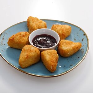 Сырные треугольники из камамбера с брусничным соусом