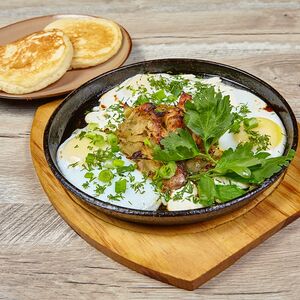 Сковородка со свиной поджаркой, яйцами и пышными блинами