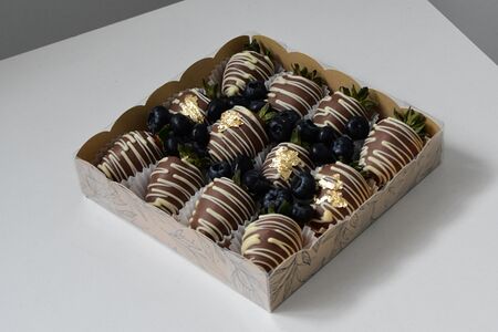 Клубника в шоколаде с голубикой №3