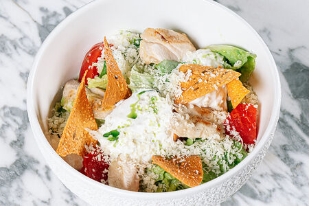 Салат с цыпленком, страчателлой и помидорами