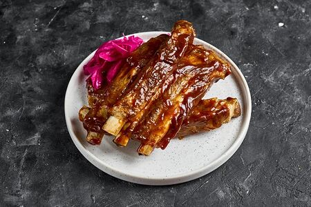 Свиные ребра с гурийской капустой
