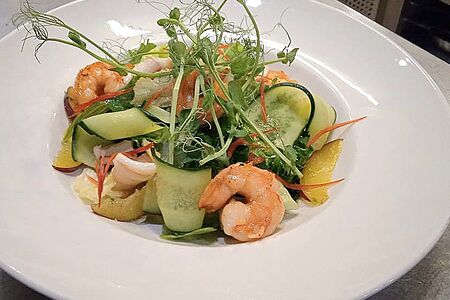 Салат с морепродуктами в кокосово-пряном соусе с мятой