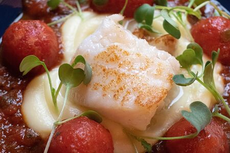 Палтус с картофельным пюре и томатами