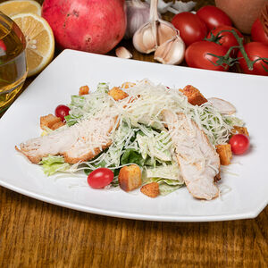 Салат Цезарь с курицей