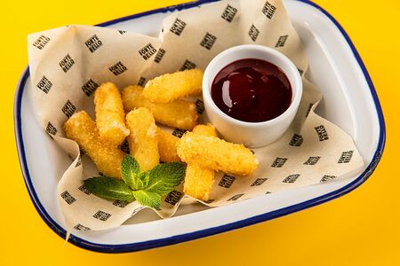 Сырные палочки из моцареллы с ягодным соусом