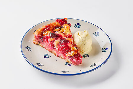 Домашний сливовый пирог с ванильным мороженым