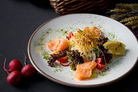 Салат из лосося малой соли с миксом салата