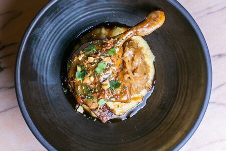 Утиная ножка конфи с картофелем и луковым конфитюром